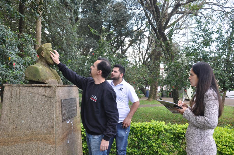 Setor de Turismo e Comtur realizam vistoria em esculturas da Praça da Matriz